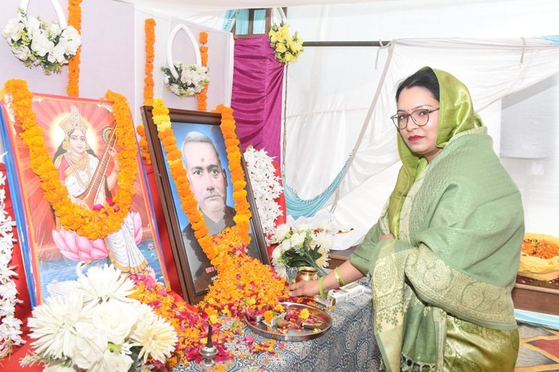 श्रद्धांजलि अर्पित